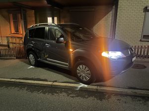 Der Pw schleuderte es in einen Gartenzaun.