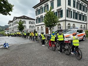 Schülerinnen und Schüler an der Radfahrerprüfung in Heiden.