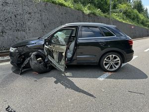 Der Pw wurde stark beschädigt.