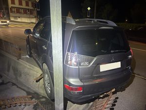 Der Lenker hat sich leicht verletzt.