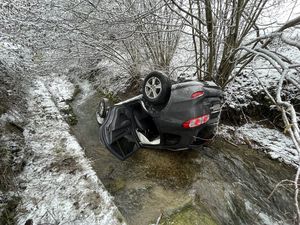 Der Unfallwagen kam auf dem Dach liegend im Wissbach zum Stillstand.