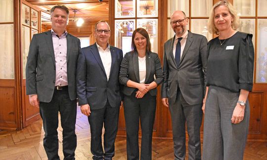 Jacques Oberli, Regierungsrat Hansueli Reutegger, Claudia Graf, Prof. Dr. iur. Georg von Schnurbein, Regierungsrätin Katrin Alder (v.l.n.r.)