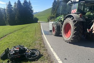 Unfall wegen auf die Strasse gefallener Ladung.