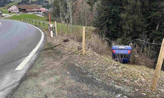 Unfallauto auf Dach liegend