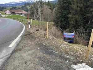 Unfallauto auf Dach liegend