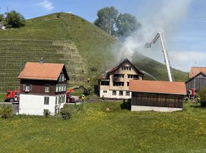 Am Haus entstand hoher Sachschaden.