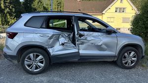 Beschädigtes Auto nach Streifkollision.
