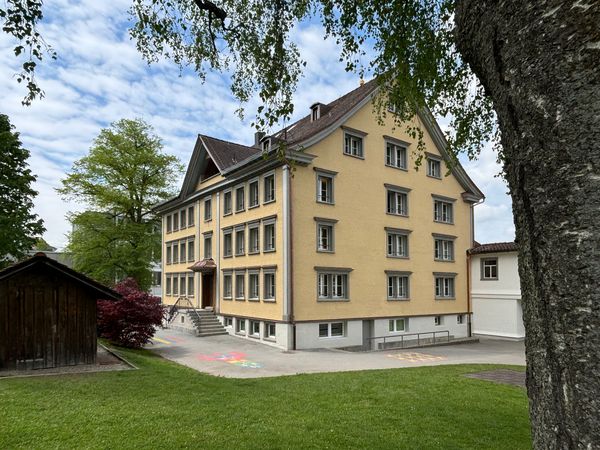 Das Bild zeigt das Schulhaus "Waisenhaus" in dem heute die Schulverwaltung von Herisau untergebracht ist. 