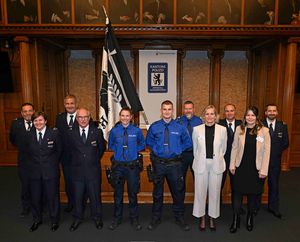 vordere Reihe von l: Chefin Kriminalpolizei, Polizeikommandant Reto Cavelti, vereidigte Polizistin, vereidigter Polizist, Regierungsrätin Katrin Alder, Departementssekretärin Raphaela Rütsche
Hintere Reihe von l: Chef Kommandodienste, Chef Sicherheitspolizei, Korpsfähnrich, Chef Regional- und Verkehrspolizei, Stabschef
