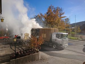 Mitarbeiter einer Strassenbaufirma leisteten Hilfe.