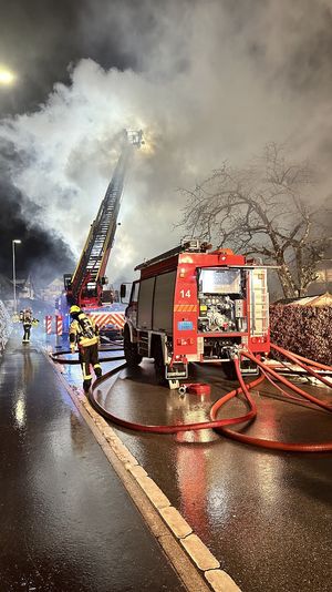 Die Feuerwehr an der Brandbekämpfung.