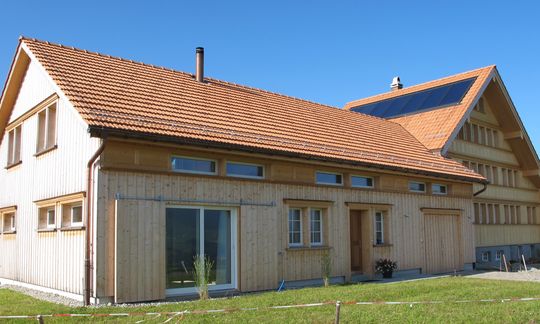 Symbolbild einer thermischen Solaranlage auf dem Dach