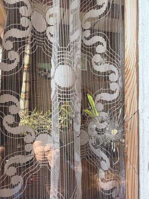 Einschussloch in Fensterscheibe