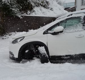 Beschädigungen an einem der Unfallfahrzeuge.