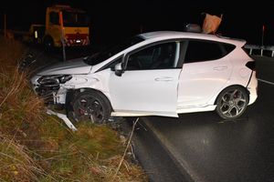 Stark beschädigtes Auto nach Selbstunfall auf der Schwägalp.