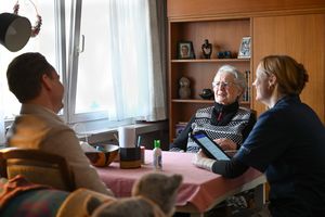Bildlegende: Regierungsrat Yves Noël Balmer und Rahel Böhler von der Spitex Appenzellerland zu Besuch bei Inge Weishaupt in Herisau.