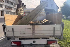 Verschobene Ladung auf dem Lieferwagen.