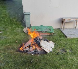 Möbel im Garten verbrannt