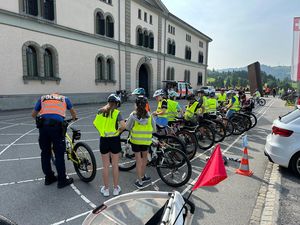 Vor Antritt der Fahrt werden die Velos kontrolliert.