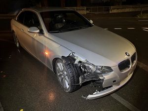 Sachschaden am Unfallfahrzeug.