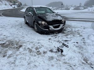 Beschädigungen eines unfallbeteiligten Autos.