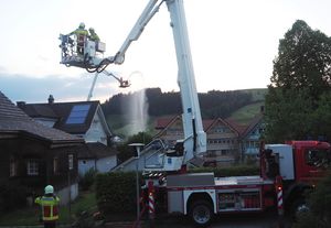 Die Feuerwehr rückte mit schwerem Gerät ein.