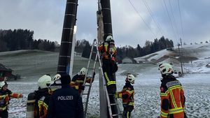 Brand an einem Hochspannungsmasten in Niederteufen.