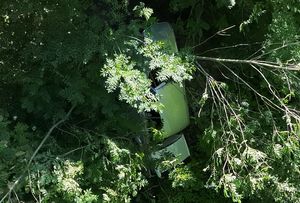 Veteranenfahrzeug im steil abfallenden Waldbord.