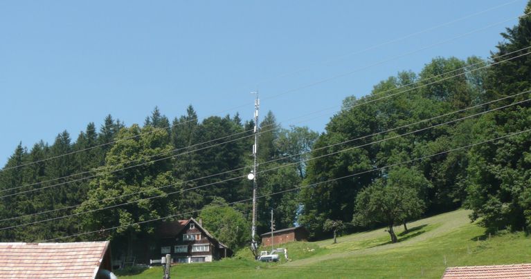 Antenne neben einem Gebäude