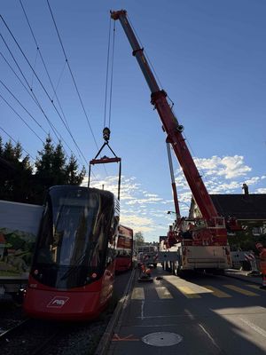 Bahn wird wieder in die Schiene gehoben