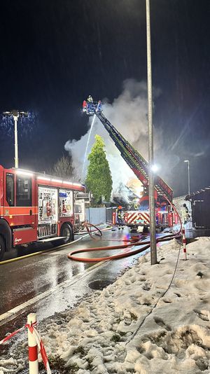 Rund 130 Feuerwehrleute standen im Einsatz.