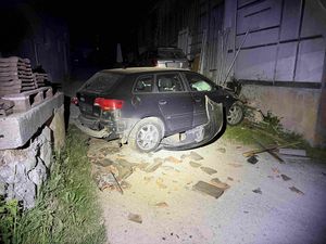 Unfallfahrzeug vor Hausmauer