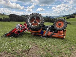 Traktor mit Arbeitsgerät