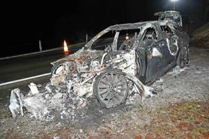 Total ausgebrannter Personenwagen in Schwellbrunn.