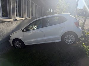 Der Pw fuhr in die Hausmauer.