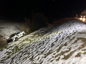 Er fuhr über ein steiles Wiesenbord.