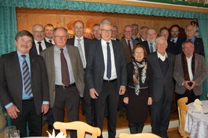 Der amtierende Ausserrhoder Regierungsrat mit den ehemaligen Mitgliedern des Regierungsrates sowie den früheren Ratschreibern.
