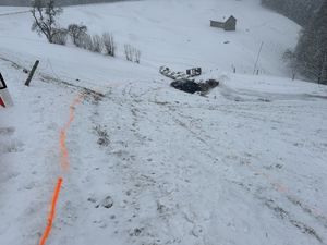Das Auto rutsche 40 Meter den Hang hinunter.