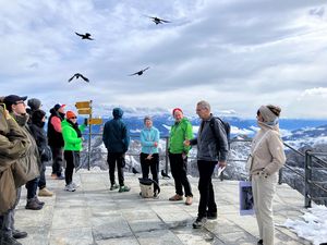 Auf dem Säntis erzählte Roland Inauen (2. von links) Sagen und Geschichten; ebenfalls auf dem Bild: Noldi Alder (3. von links) aus dem Kuratorium und die künstlerische Leiterin Ursula Badrutt (4. von links). 