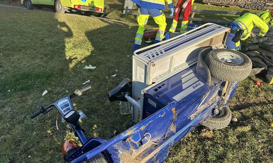 umgekipptes dreirädriges E-Fahrzeug