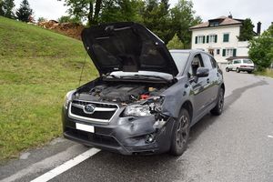 Beschädigte Personenwagen nach Unfall in Schwellbrunn.
