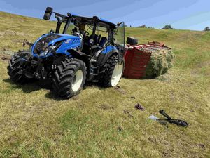 beschädigter Traktor mit Ladewagen
