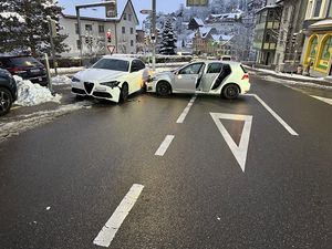 Die beiden Fahrzeuge wurden erheblich beschädigt.