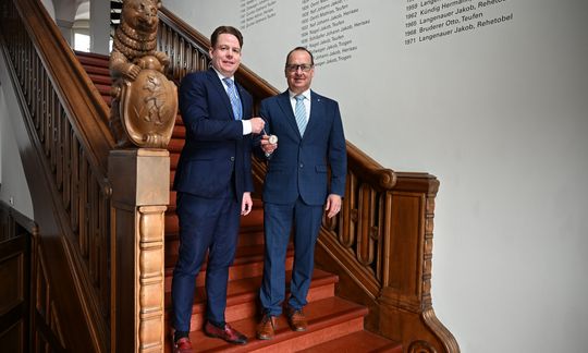 Alt Landammann Yves Noël Balmer (links) hat das Landessiegel im Regierungsgebäude ehrenvoll an Landammann Hansueli Reutegger übergeben.