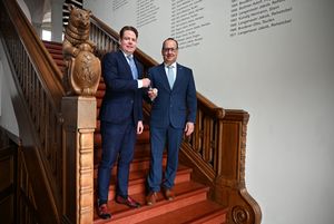 Alt Landammann Yves Noël Balmer (links) hat das Landessiegel im Regierungsgebäude ehrenvoll an Landammann Hansueli Reutegger übergeben.