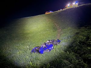 Der Motorradlenker stürzte einen Hang hinunter.