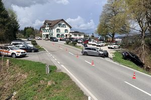 Totalschaden an Autos, nach Kollision in Stein.