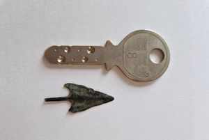 Pfeilspitze neben Schlüssel (Vergleich / Foto: StAAR)