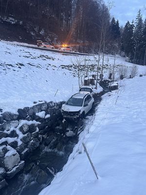 Der Pw fuhr rund 40 Meter den Hang hinunter.