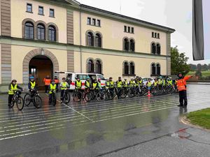 Schüler vor dem Start zur Fahrradprüfung
